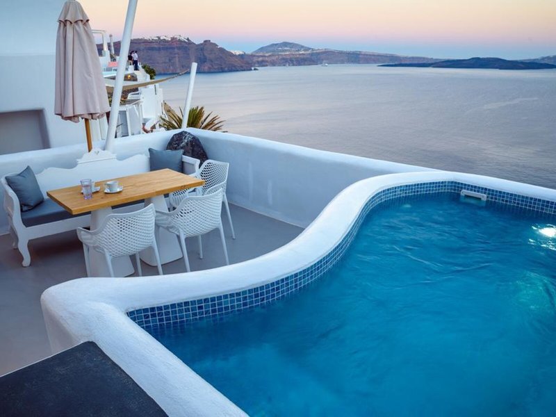 La Perla Villas & Suites 9