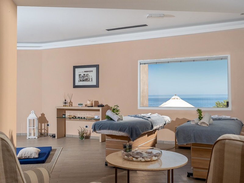 Therasia Resort Sea & Spa 23