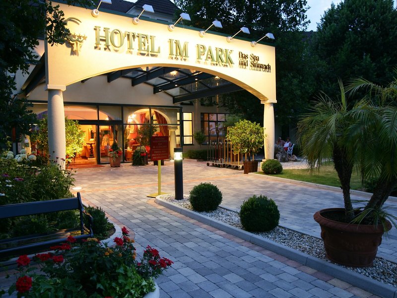 Romantik Hotel im Park 3
