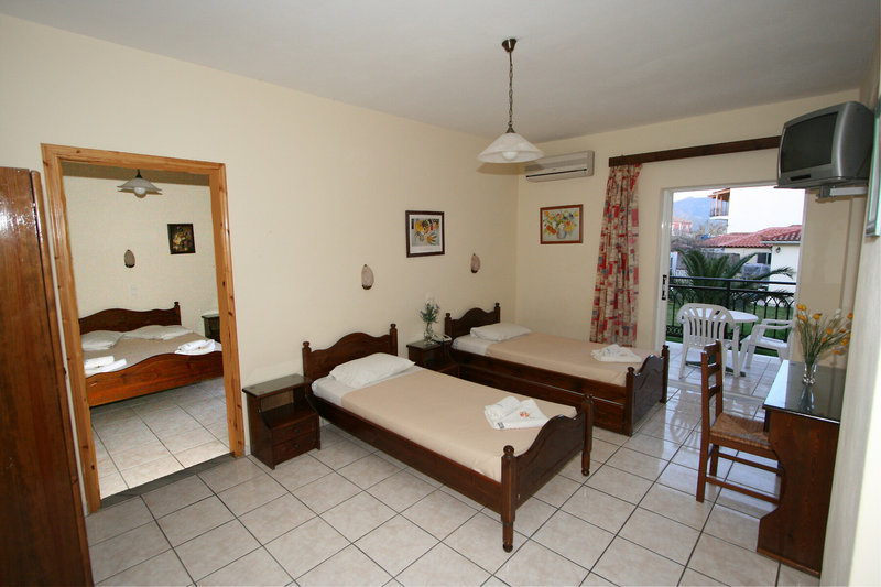 Village Inn Studios & Family Apartments 4