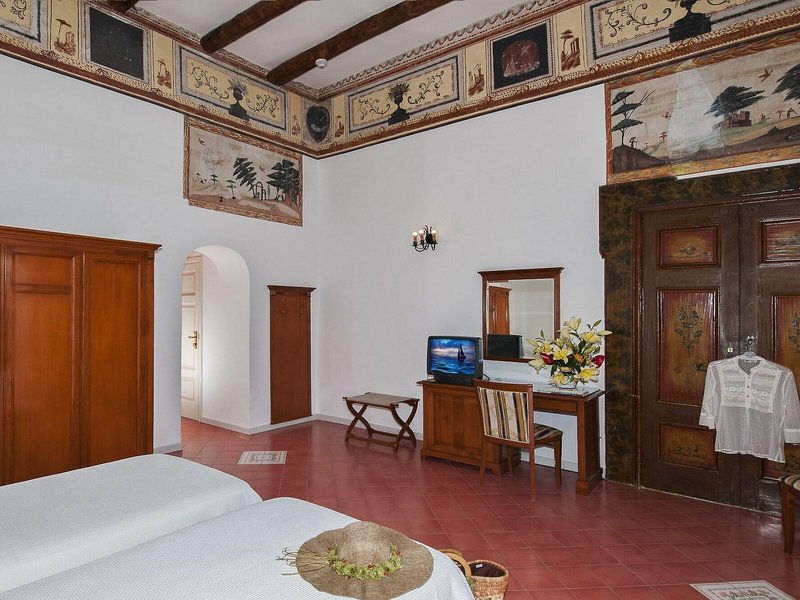 California 11 - Room Example
