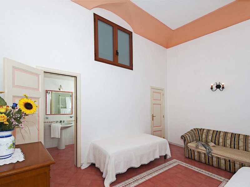 California 20 - Room Example