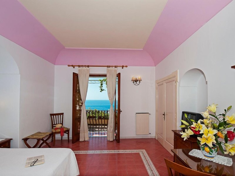 California 26 - Room Example