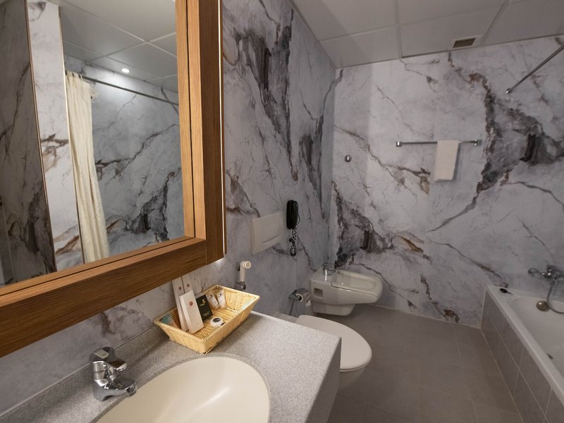Ramee Guestline Hotel Qurum 45