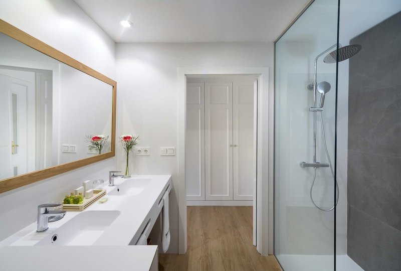 Barcelo Corralejo Bay - Erwachsenenhotel 14 - Bathroom Example