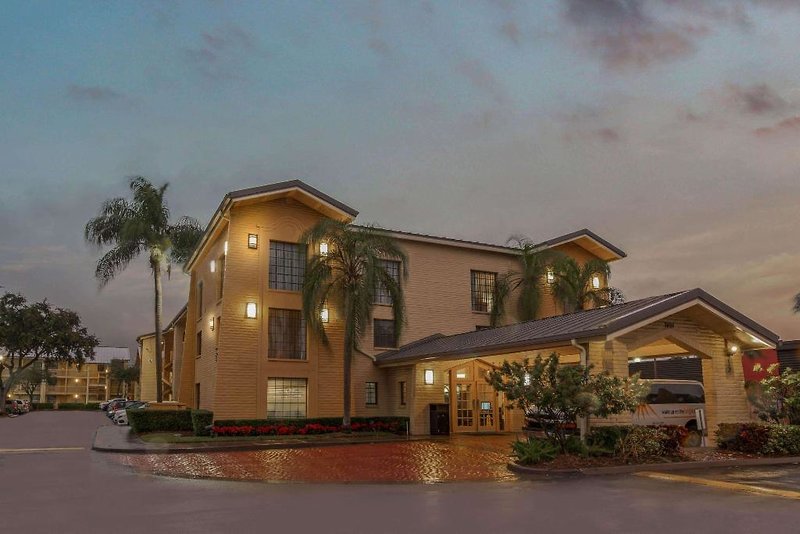 La Quinta Inn by Wyndham Miami Airport North 17