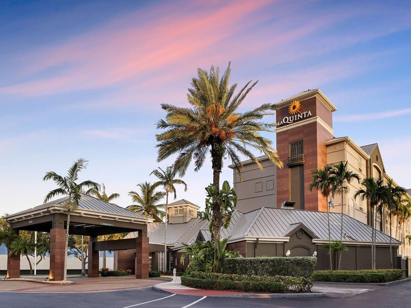 La Quinta Inn & Suites by Wyndham Miami Airport West 1