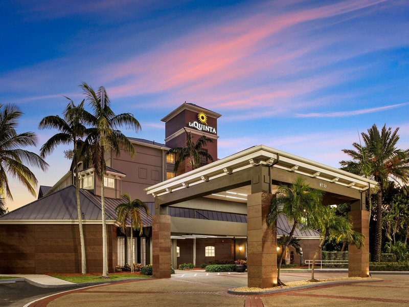 La Quinta Inn & Suites by Wyndham Miami Airport West 2