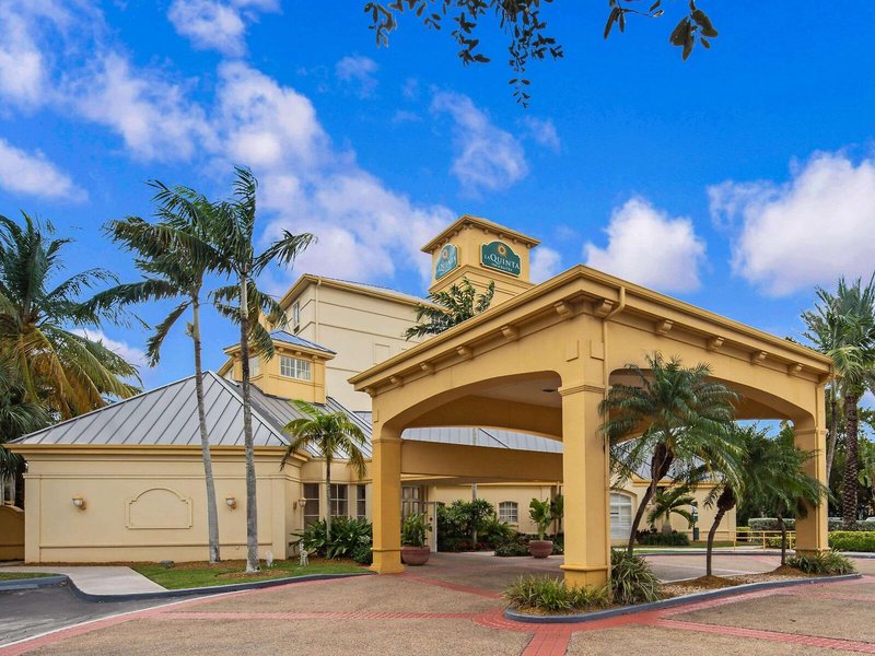 La Quinta Inn & Suites by Wyndham Miami Airport West 5