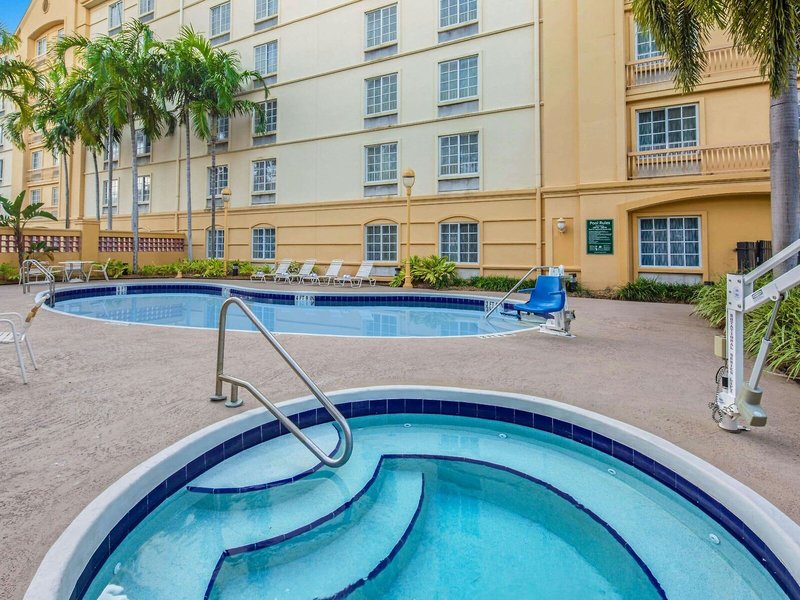 La Quinta Inn & Suites by Wyndham Miami Airport West 6