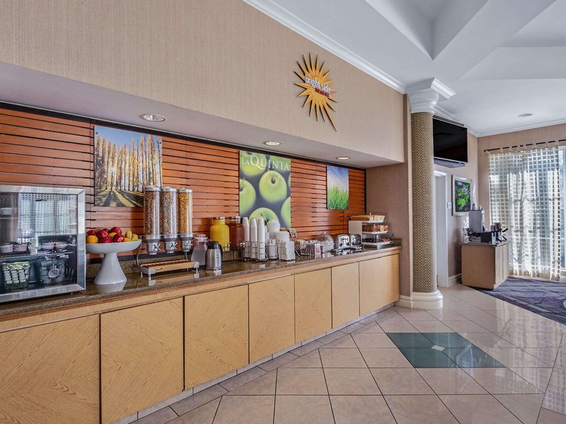 La Quinta Inn & Suites by Wyndham Miami Airport West 9