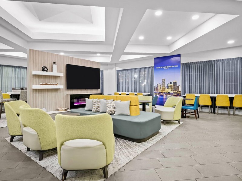 La Quinta Inn & Suites by Wyndham Miami Airport West 10