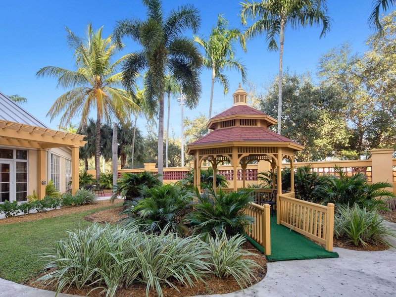 La Quinta Inn & Suites by Wyndham Miami Airport West 12