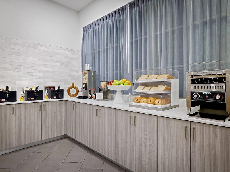 La Quinta Inn & Suites by Wyndham Miami Airport West 15