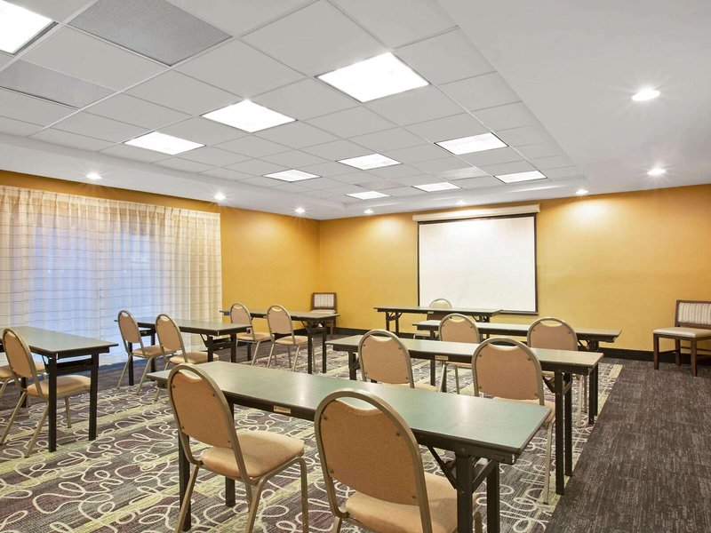 La Quinta Inn & Suites by Wyndham Miami Airport West 18
