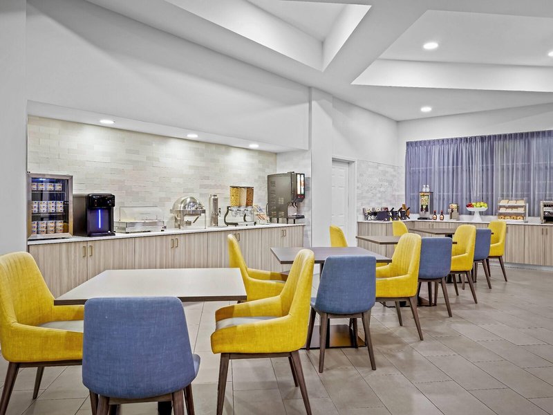 La Quinta Inn & Suites by Wyndham Miami Airport West 19