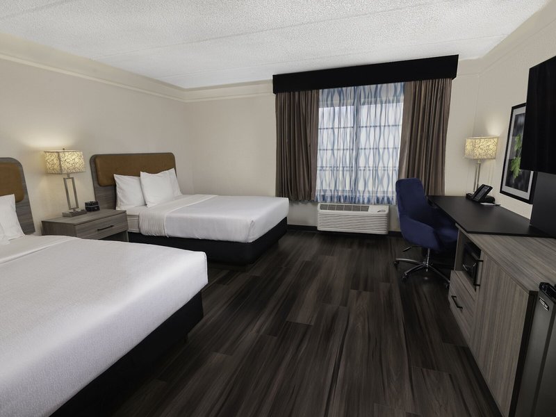 La Quinta Inn & Suites by Wyndham Miami Airport West 25