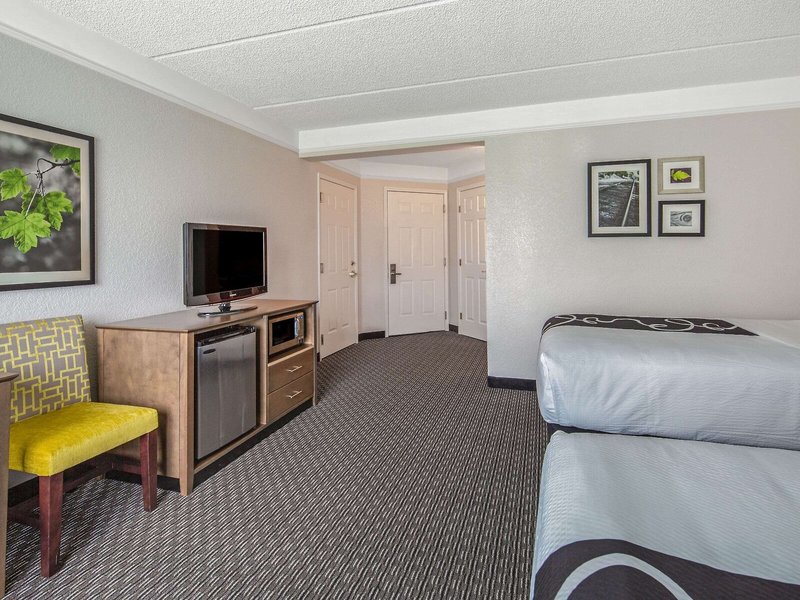 La Quinta Inn & Suites by Wyndham Miami Airport West 27