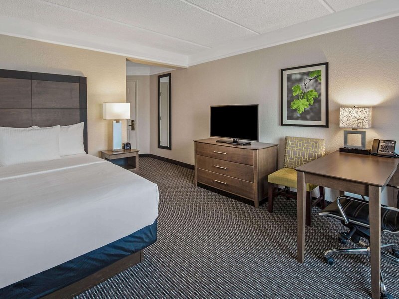 La Quinta Inn & Suites by Wyndham Miami Airport West 29