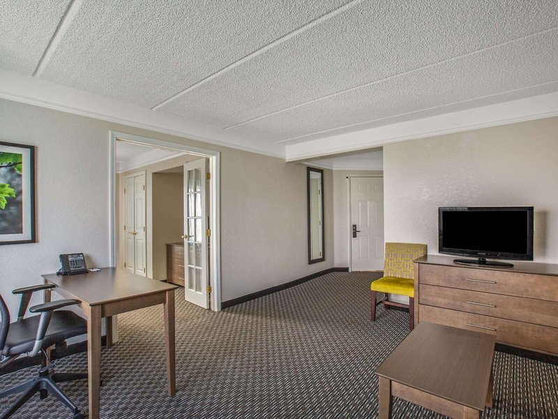 La Quinta Inn & Suites by Wyndham Miami Airport West 30