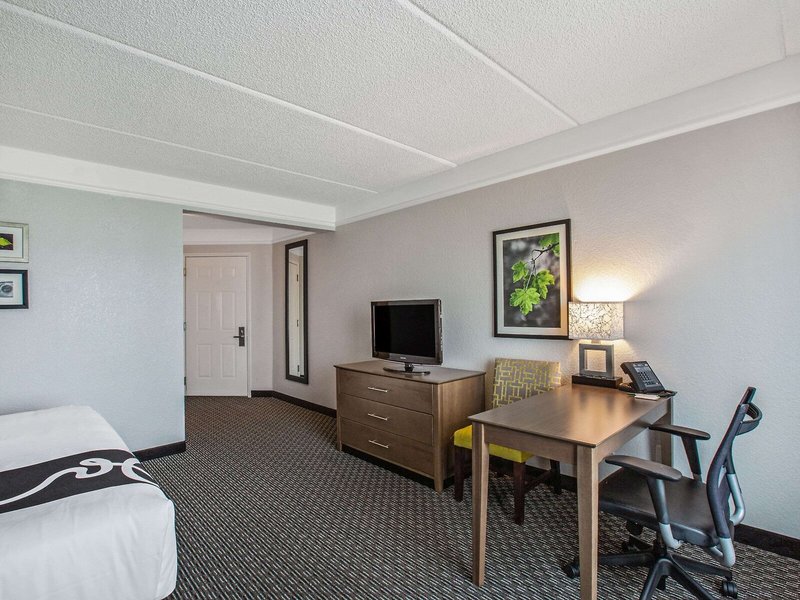 La Quinta Inn & Suites by Wyndham Miami Airport West 31
