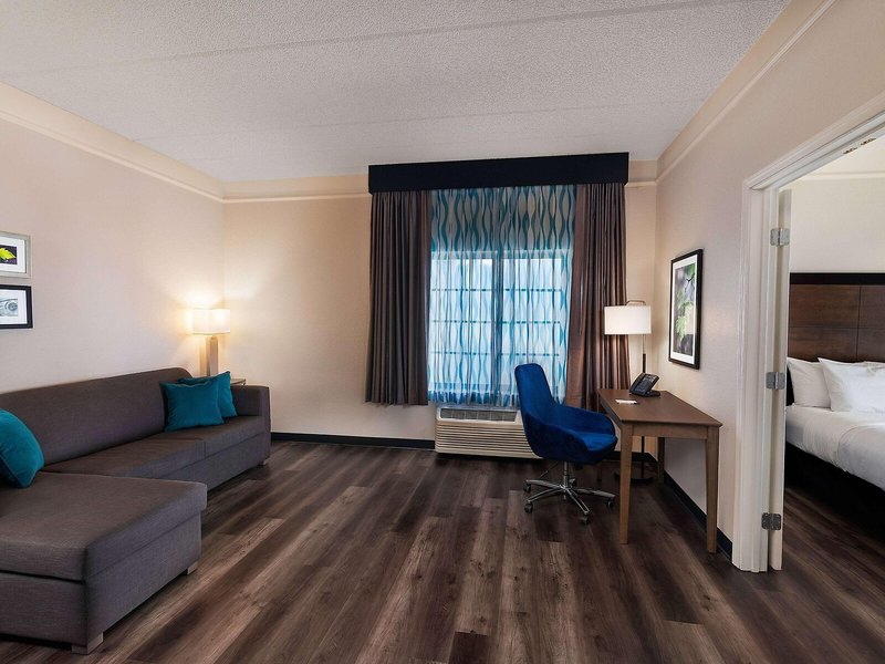 La Quinta Inn & Suites by Wyndham Miami Airport West 32