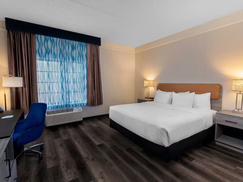 La Quinta Inn & Suites by Wyndham Miami Airport West 33