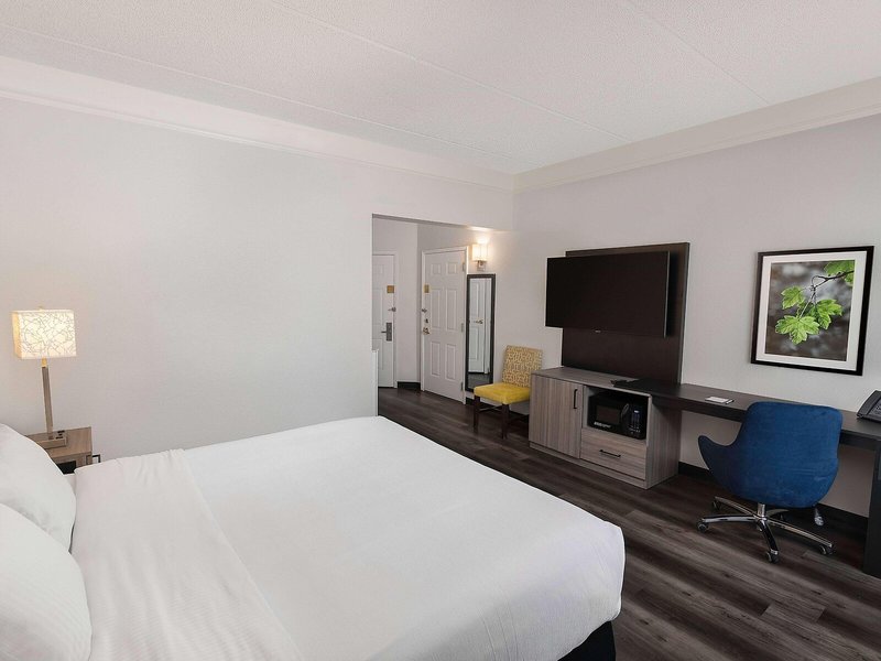 La Quinta Inn & Suites by Wyndham Miami Airport West 38