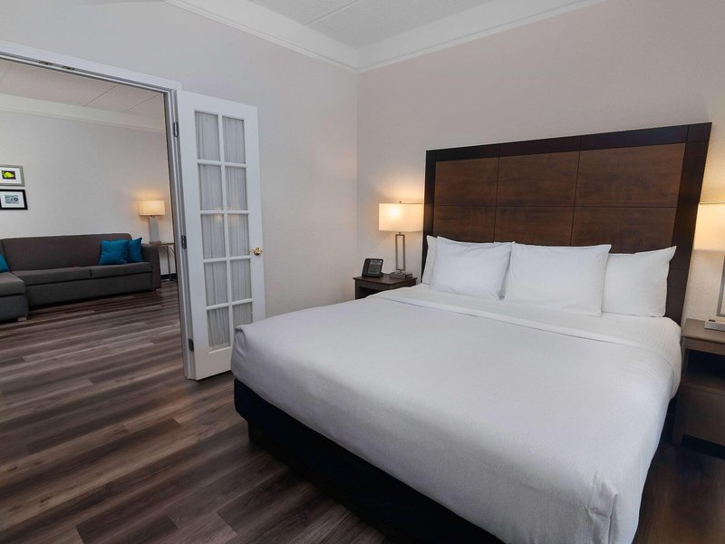 La Quinta Inn & Suites by Wyndham Miami Airport West 39