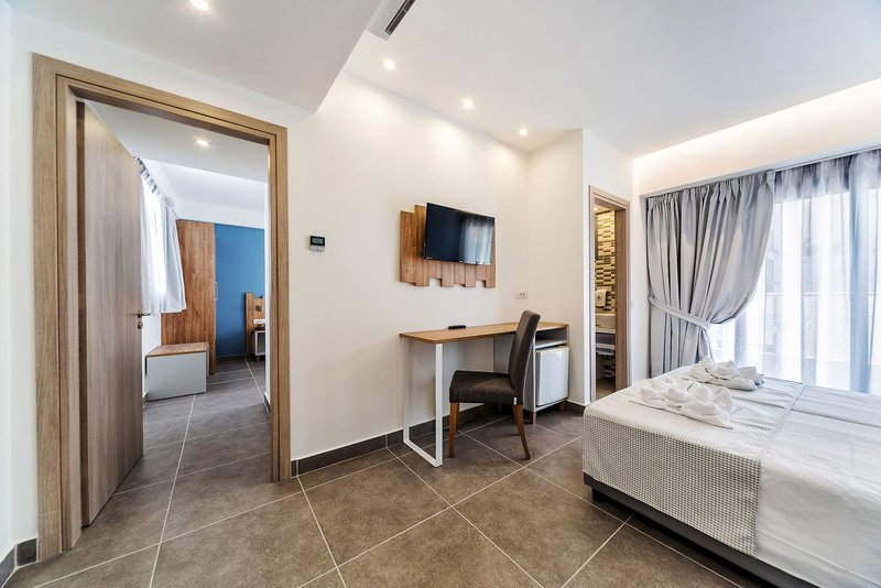 Pollis Hotel 8
