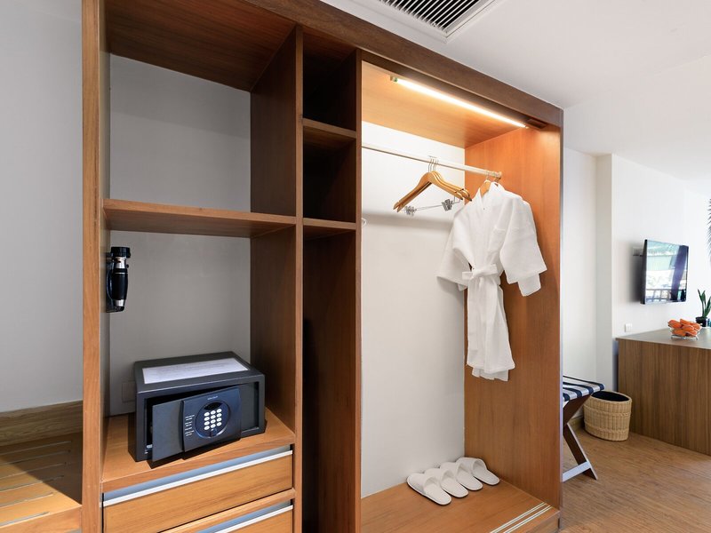 Manathai Khao Lak 45