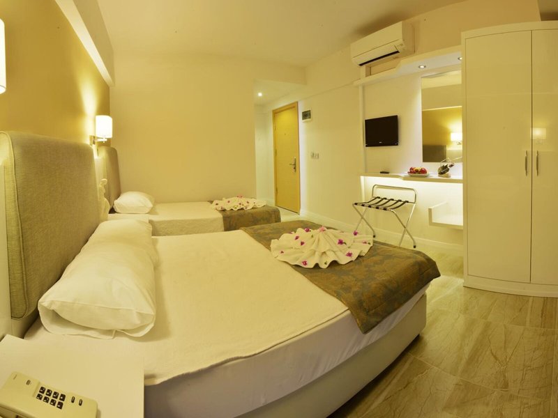 Maris Beach Hotel 24