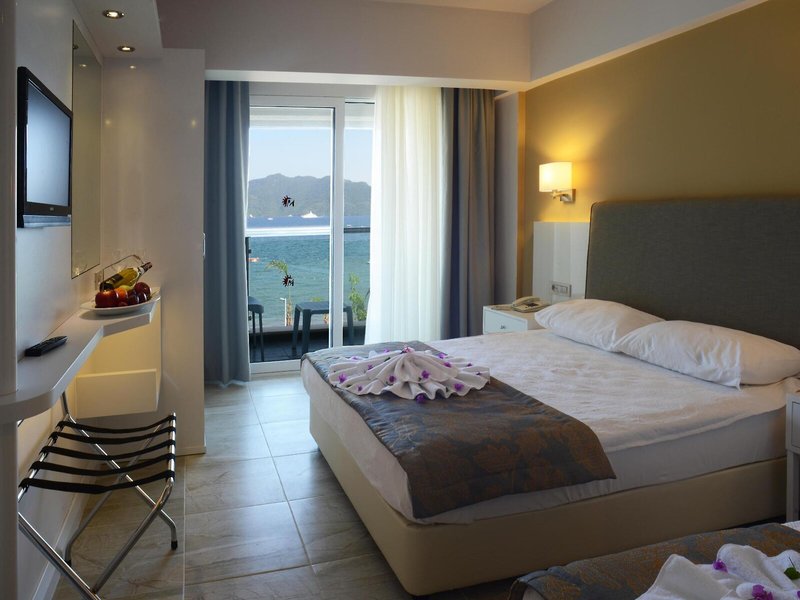 Maris Beach Hotel 25