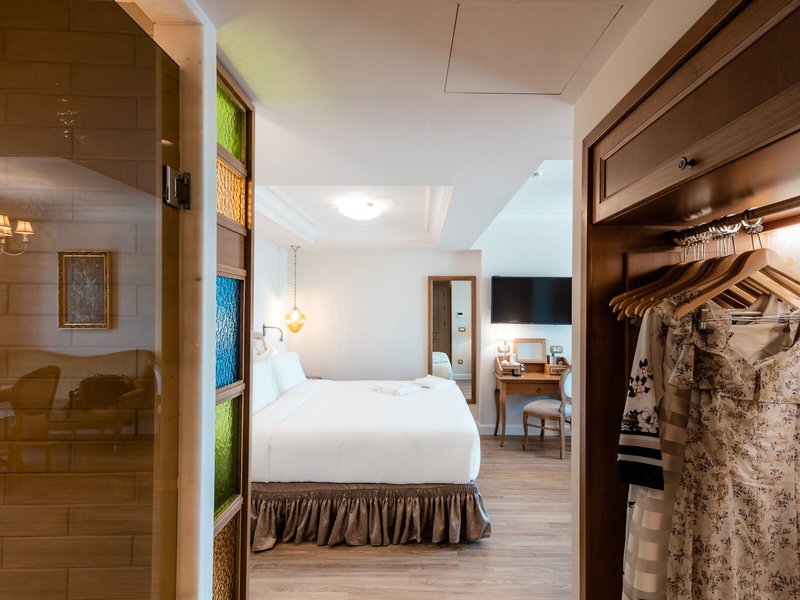 Legacy Gastro Suites 20