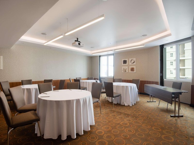 Radisson Blu Dubai Media City 12