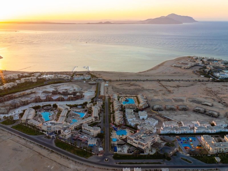 Ivy Cyrene Island Resort 8