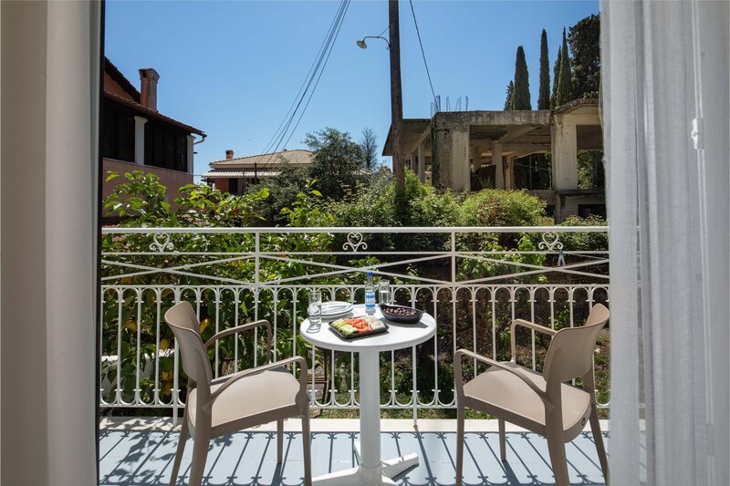 Bella Vista Hotel & Studios 6
