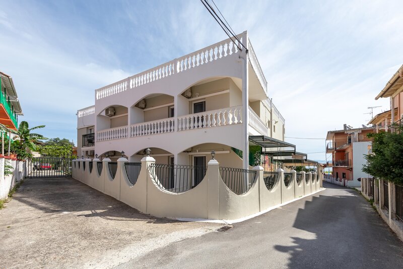 Bella Vista Hotel & Studios 7