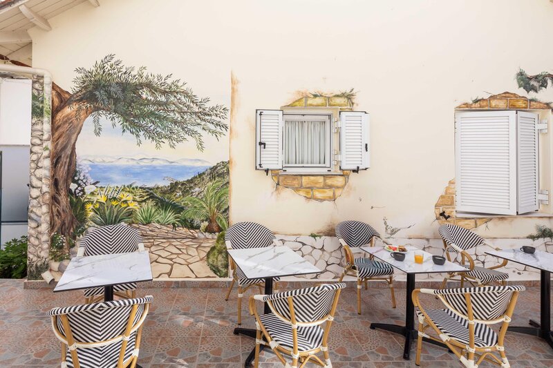 Bella Vista Hotel & Studios 37