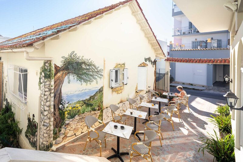 Bella Vista Hotel & Studios 38