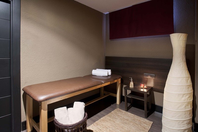 Medium Valencia 5 - Bathroom Example