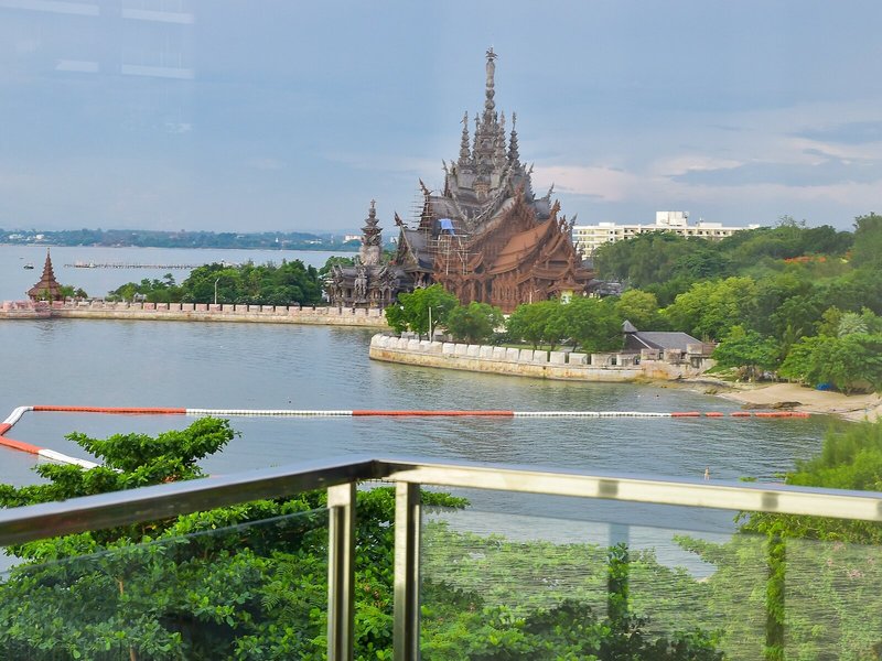 Golden Tulip Pattaya Beach Resort 50