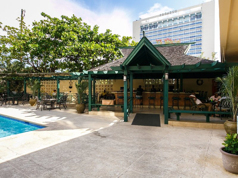 The Courtleigh Hotel & Suites 2