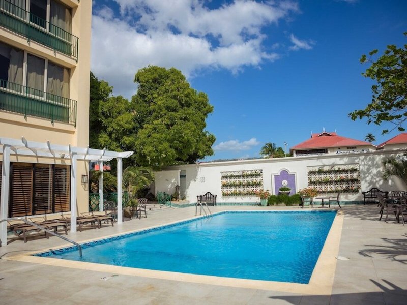 The Courtleigh Hotel & Suites 8