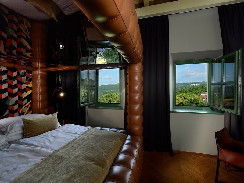 Roxanich Wine & Heritage 50 - Room Example