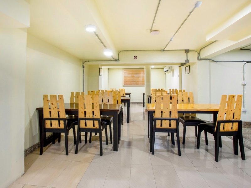 OYO 928 Leaf Hostel 9