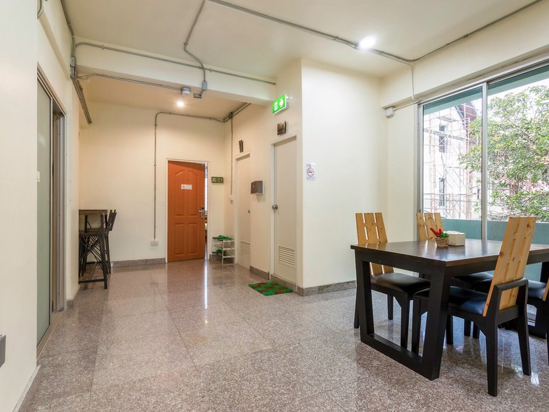 OYO 928 Leaf Hostel 10