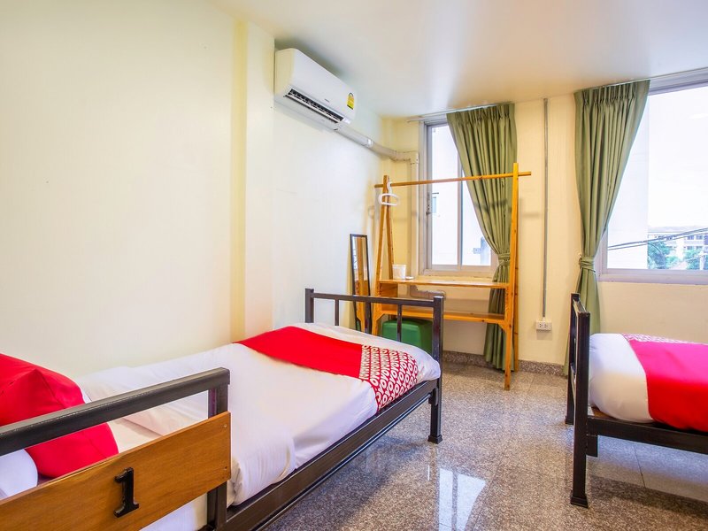 OYO 928 Leaf Hostel 13