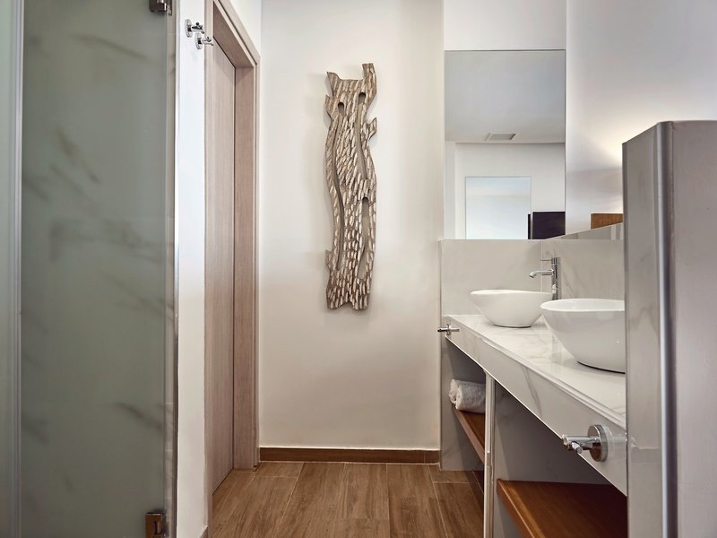 Cavo Orient Beach Hotel & Suites 10