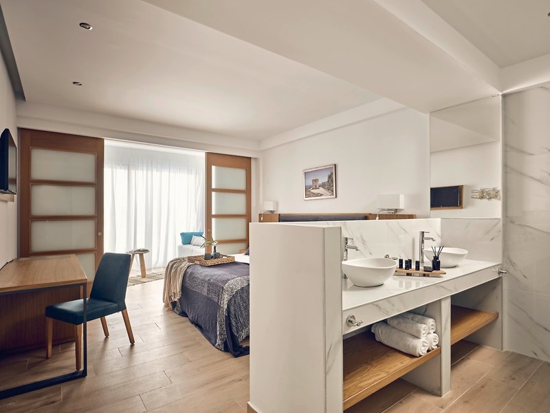Cavo Orient Beach Hotel & Suites 16